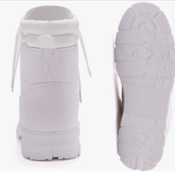 WEEKEND SALE ONLY Winter White Waterproof Booties. New - Picture 3 of 3